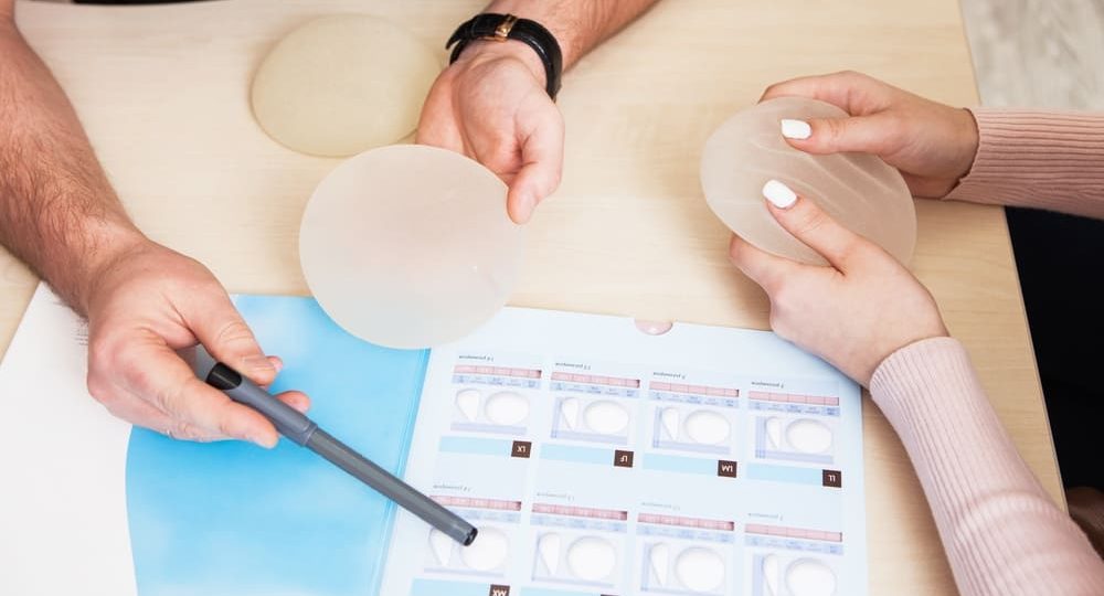 ¿Qué tipo de implante de senos es mejor para tu estilo de vida?