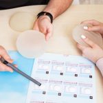 ¿Qué tipo de implante de senos es mejor para tu estilo de vida?